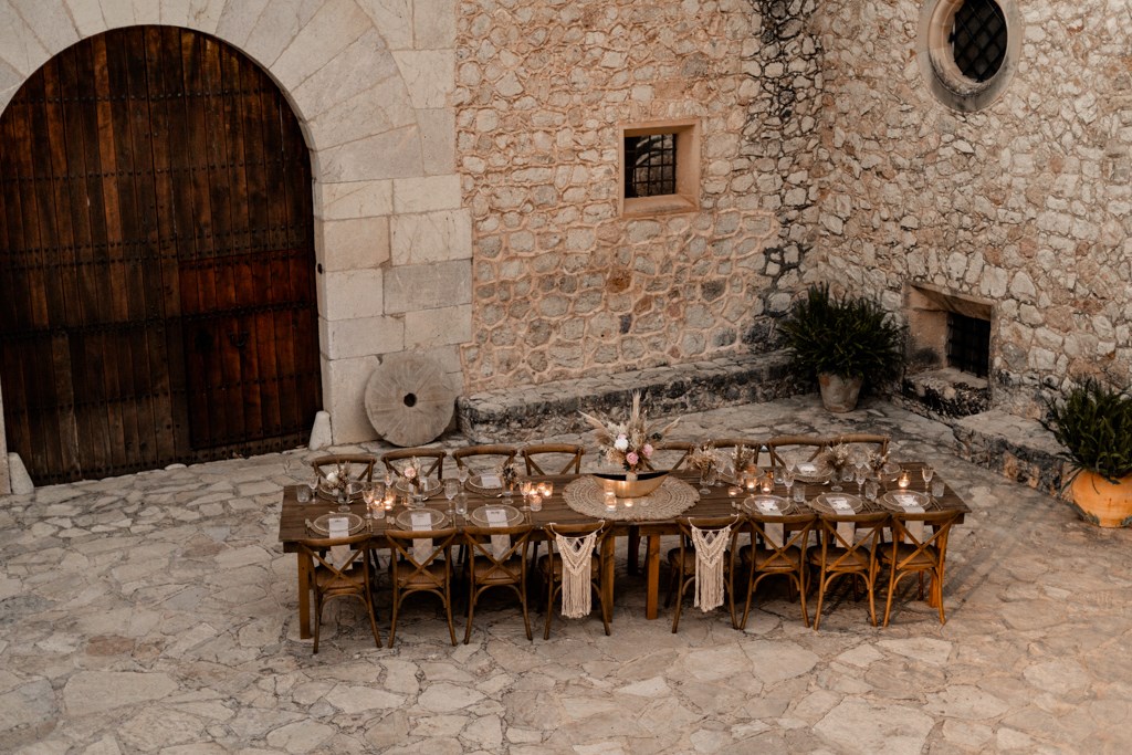 Boho Hochzeit Mallorca Hochzeitstafel im Innenhof