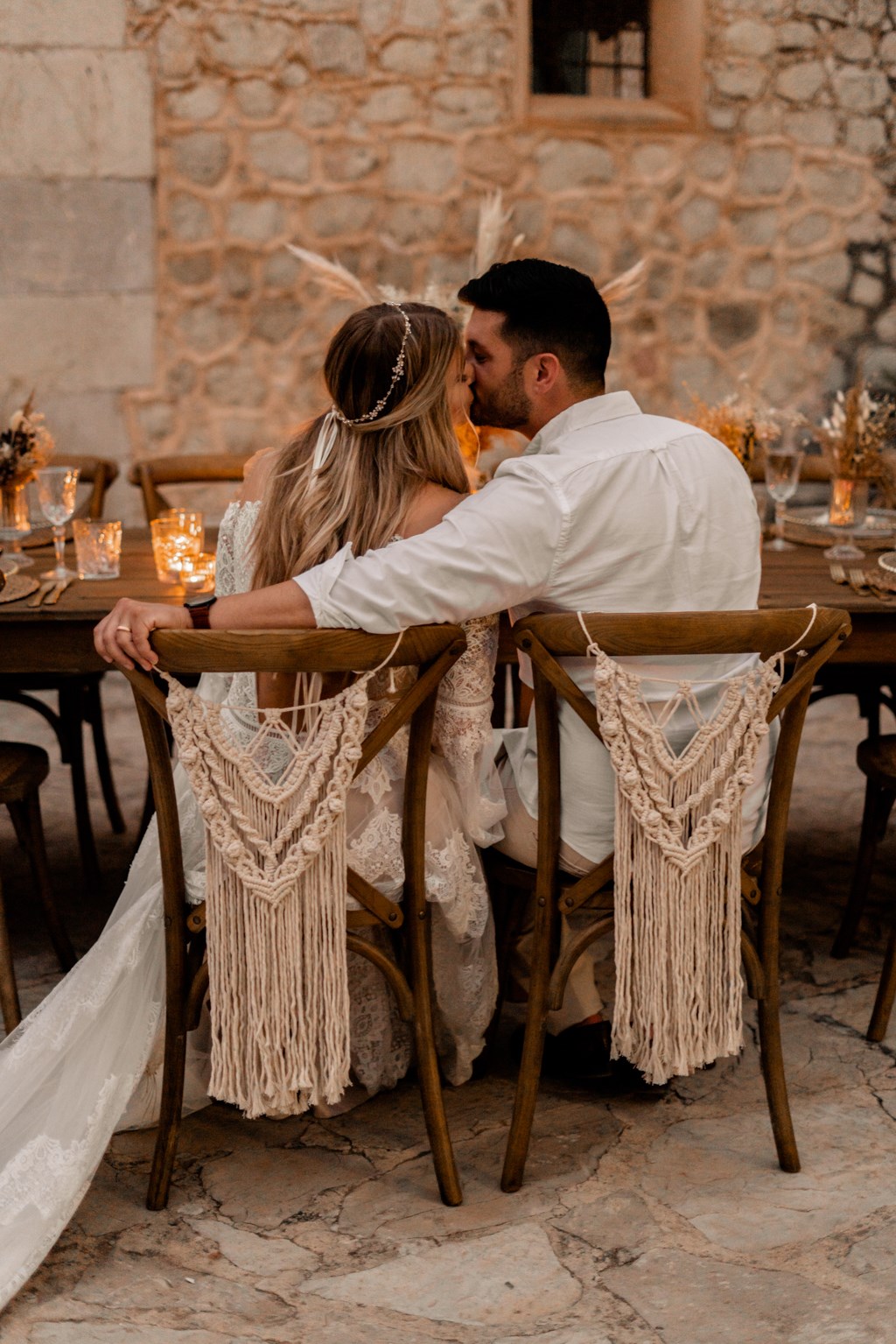 Boho Hochzeit Mallorca Brautpaar an Hochzeitstafel sitzend