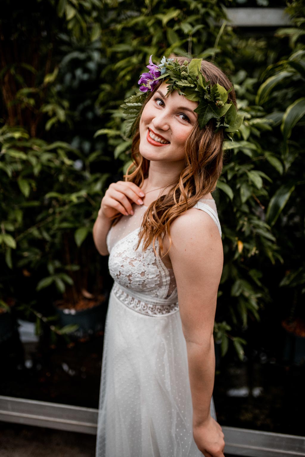 Braut mit Blumenkranz im Haar