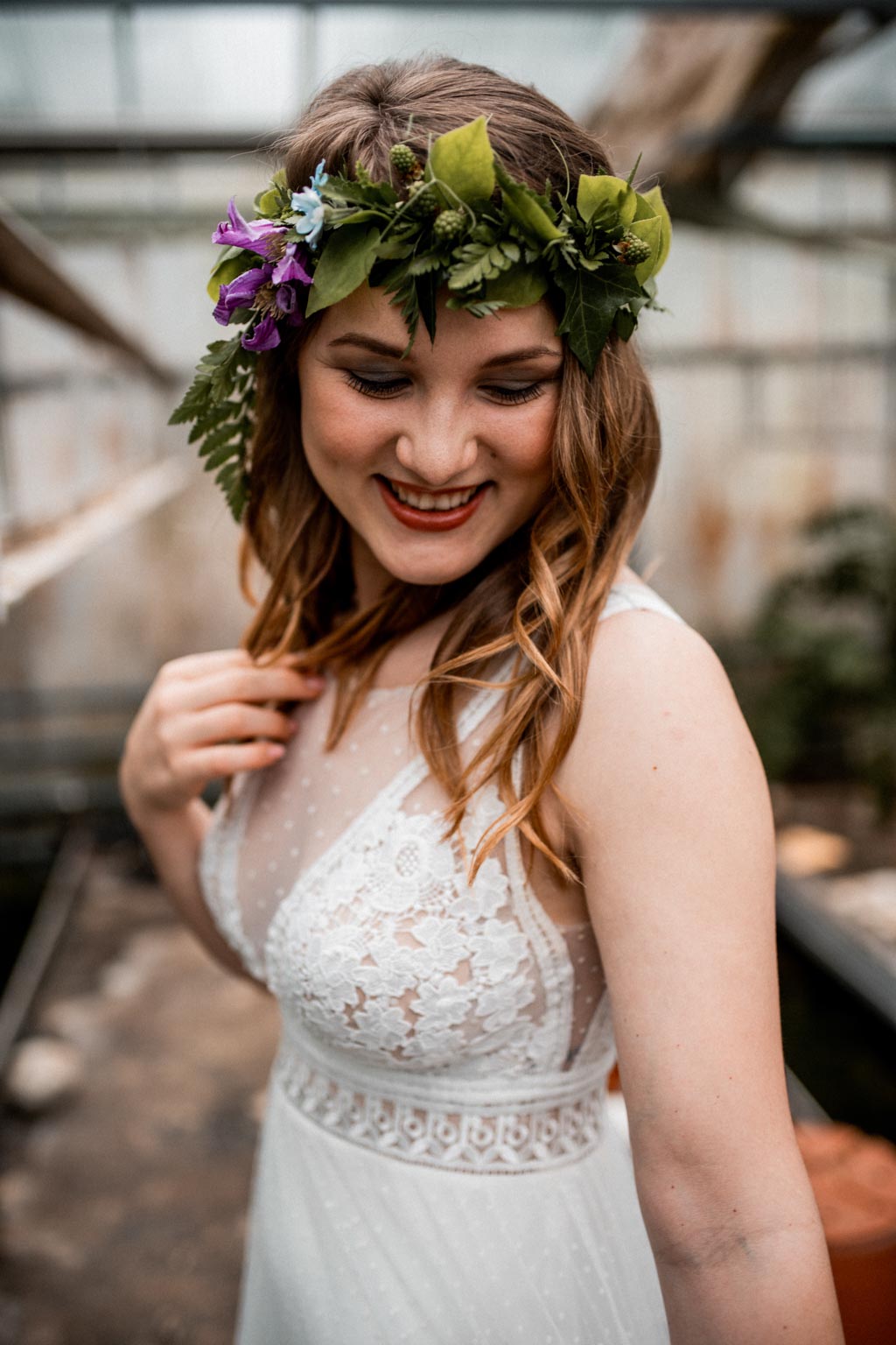 lachende Braut mit Blumenkranz im Haar