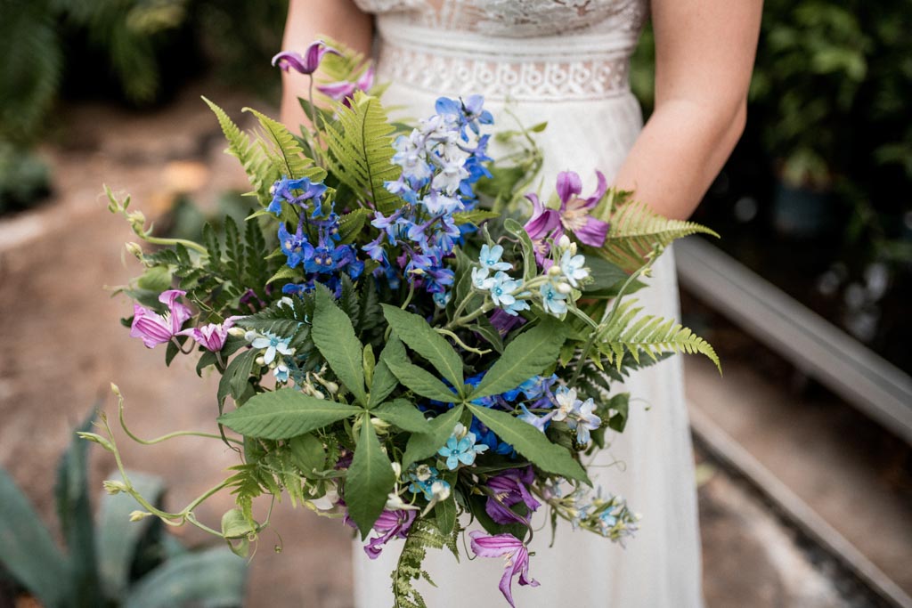 Brautstrauß mit blauen Blumen